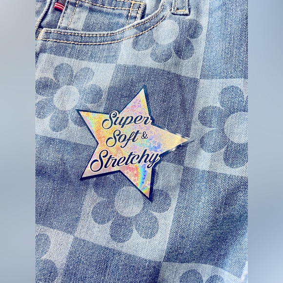 Adorable Wildflower Wash Vigoss Stretch Denim Shorts NWT - Picture 3 of 7